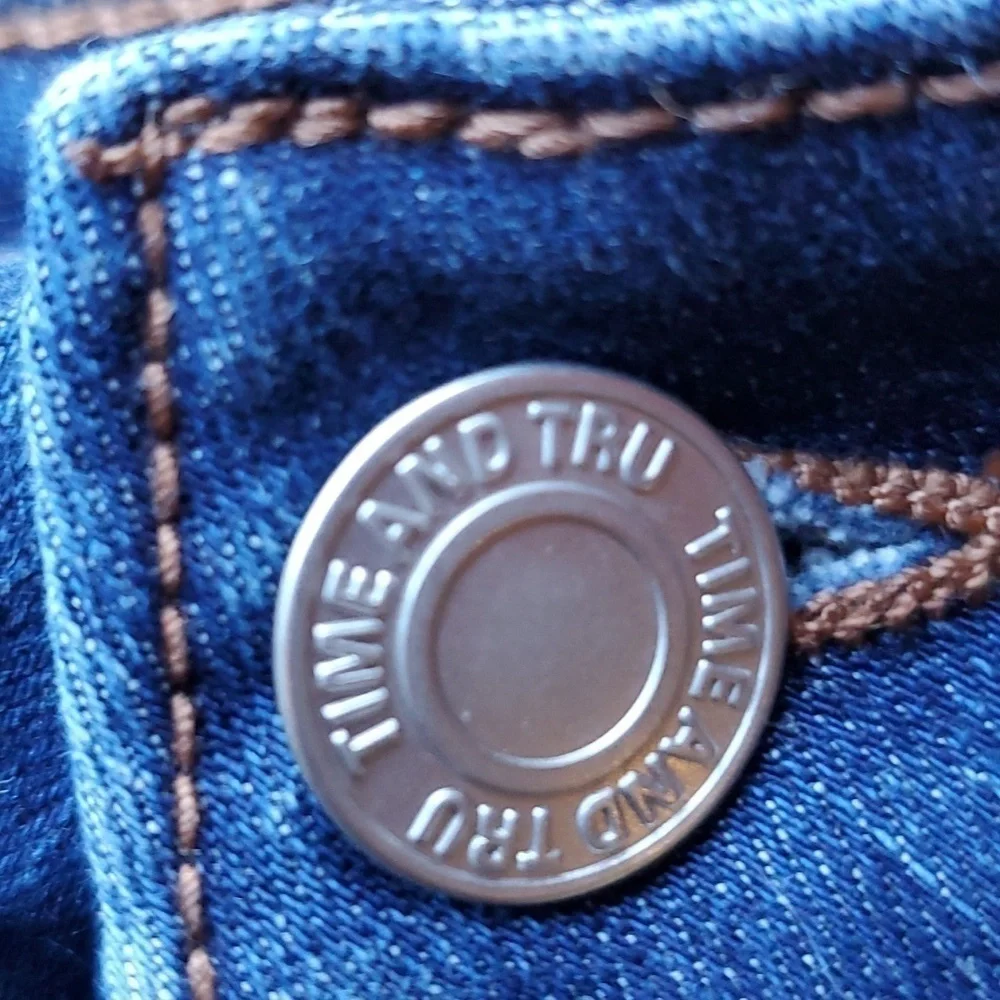 Time & True mid rise blue jean short size 4 - Picture 2 of 8